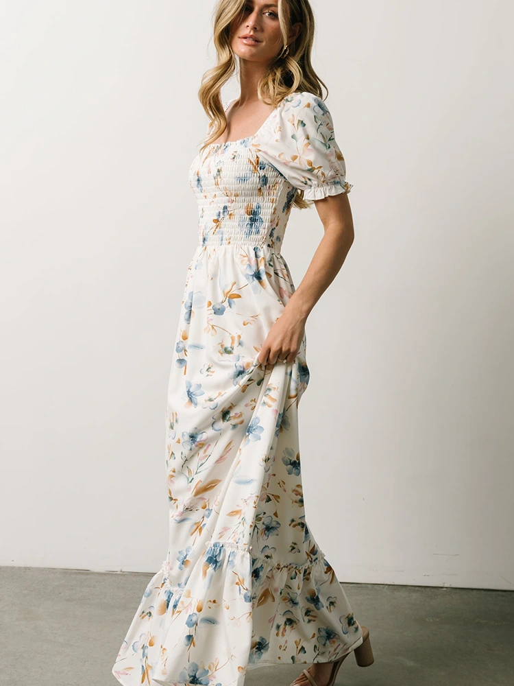Langes Kleid mit eckigem Ausschnitt und plissiertem Print